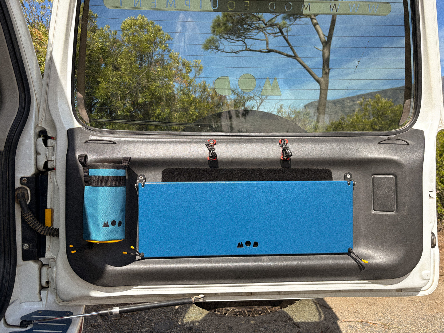 Bottle Pouch Slide installed with Bottle Pouch on Jimny rear door