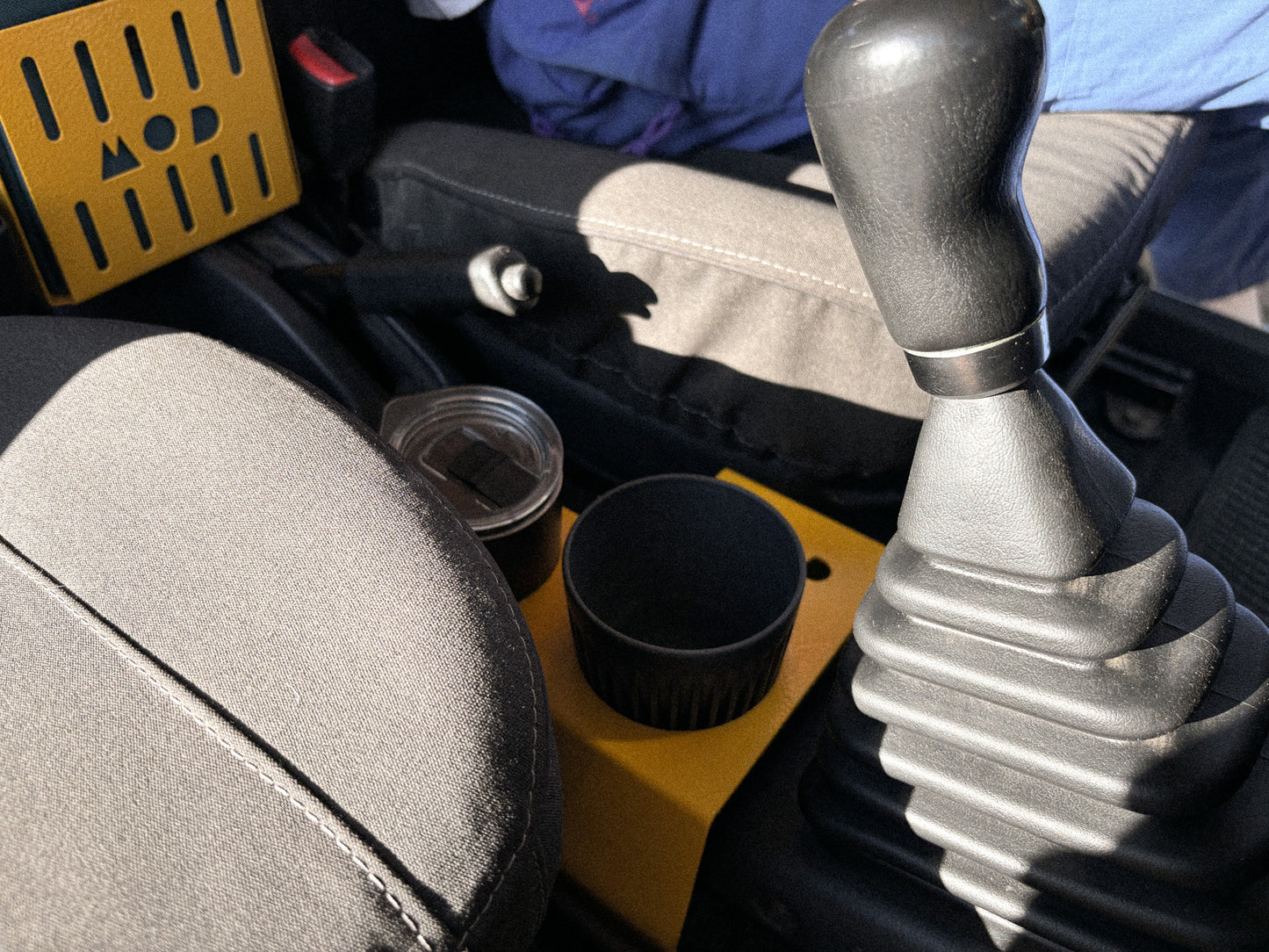Cups Holder in a Jimny 3 placement between the front seats