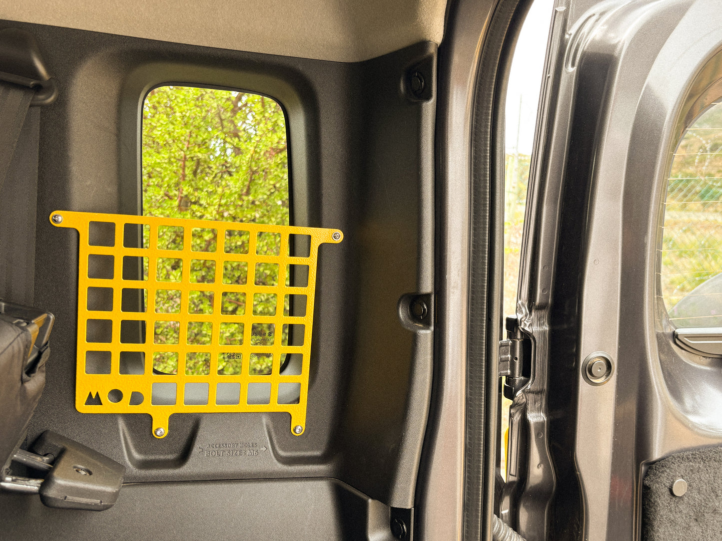 Installed yellow MOD Half Molly in a Jimny 4 XL 5-door