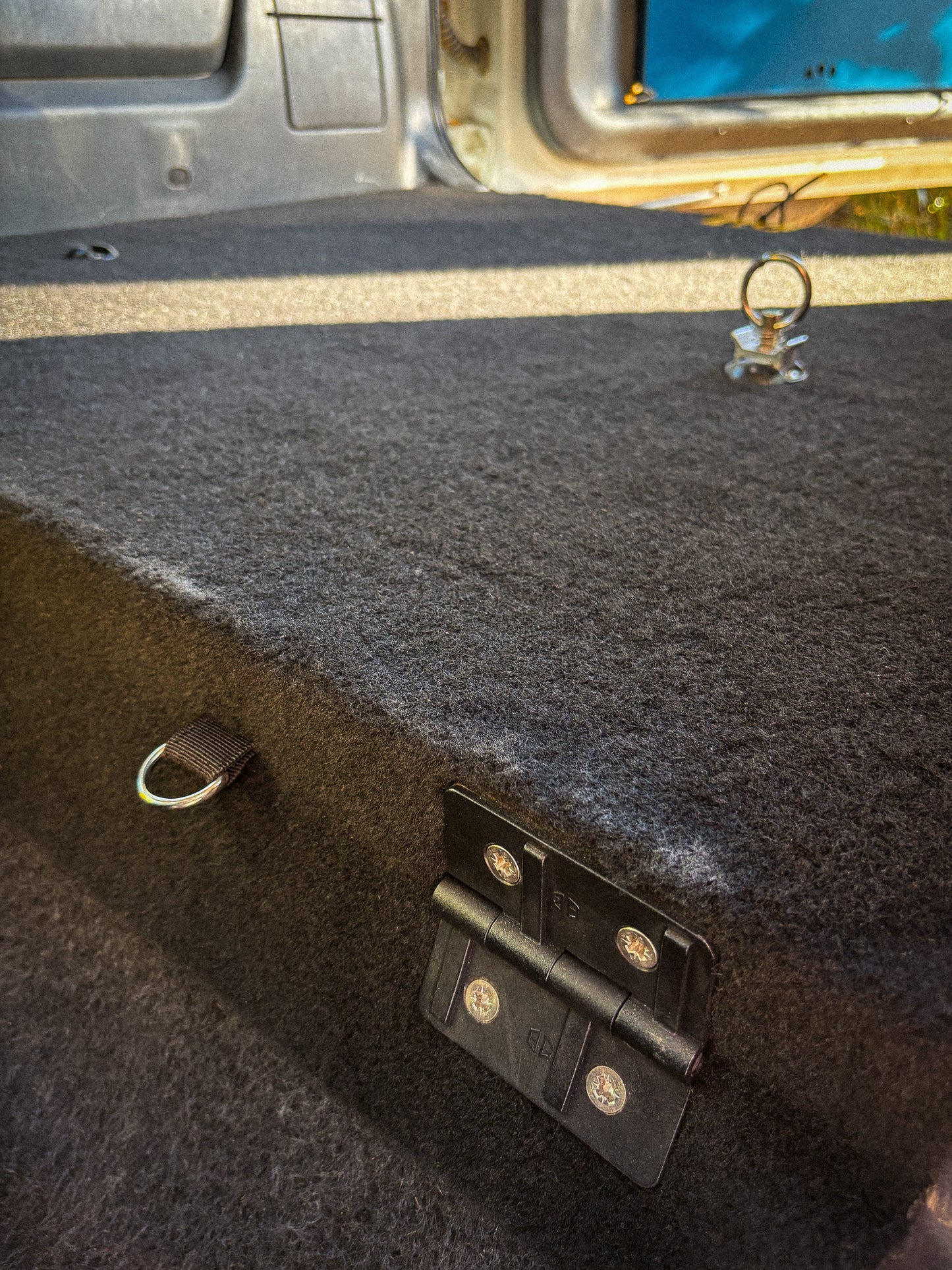 Detail of hinge on base board in Suzuki Jimny 3