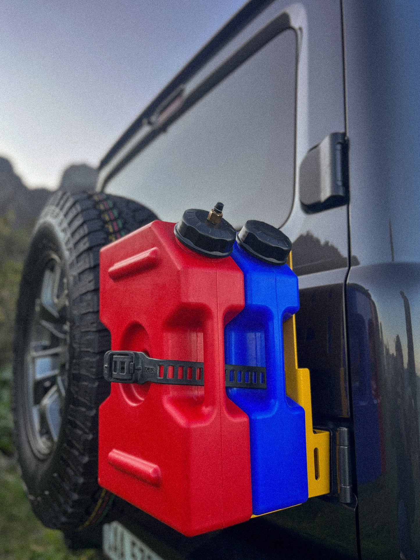 Rear Door Mount showing the storage possibility on a Jimny 4 with fuel and water canisters