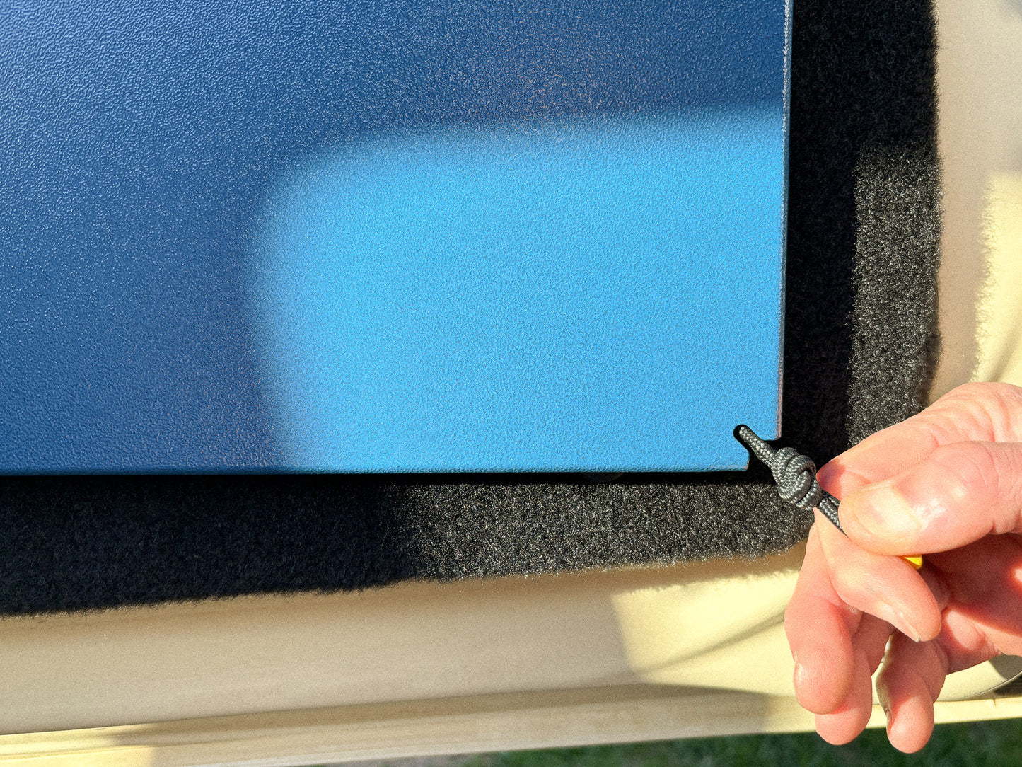 Rear Door Table in Blue in Jimny 4 detail
