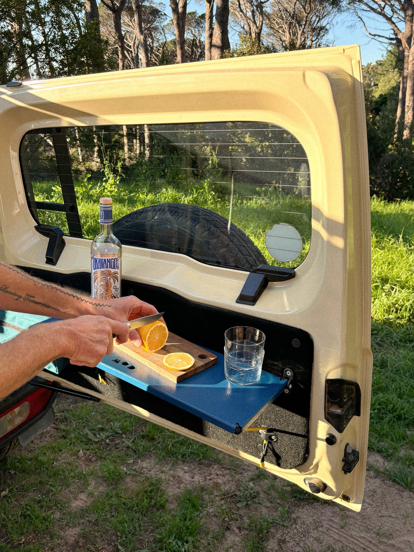 Rear Door Table in Blue with drinks set up in Jimny 4 showing the table pop-up