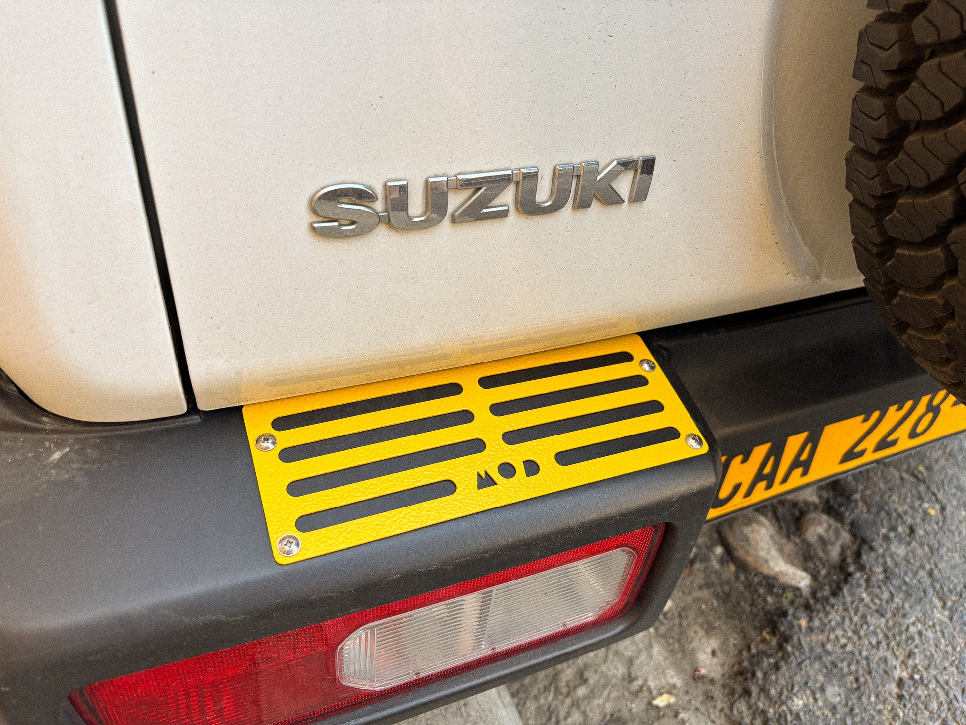 MOD Tread Plate on Jimny 4 bumper with rear door closed, close up